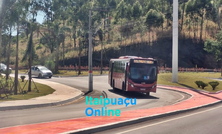 Itaipuaçu: Poste na entrada da Estrada dos Cajueiros coloca motoristas em perigo