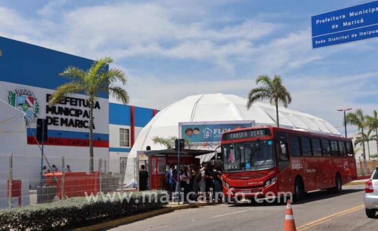 Saiba como chegar na Feira Literária de Maricá, que acontece em Itaipuaçu, de ônibus ‘vermelhinho’