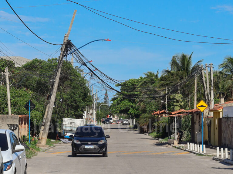 Itaipuaçu: Via é fechada após colisão com poste; trânsito é desviado