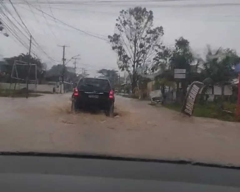 Moradores enfrentam ruas alagadas em Itaipuaçu