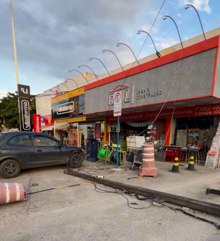 Caminhão derruba poste e causa interdição completa nos dois sentidos no Barroco em Itaipuaçu
