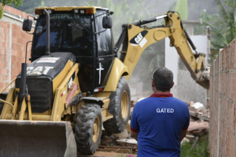 Prefeitura de Maricá demole imóveis irregulares em área de preservação ambiental em Itaipuaçu