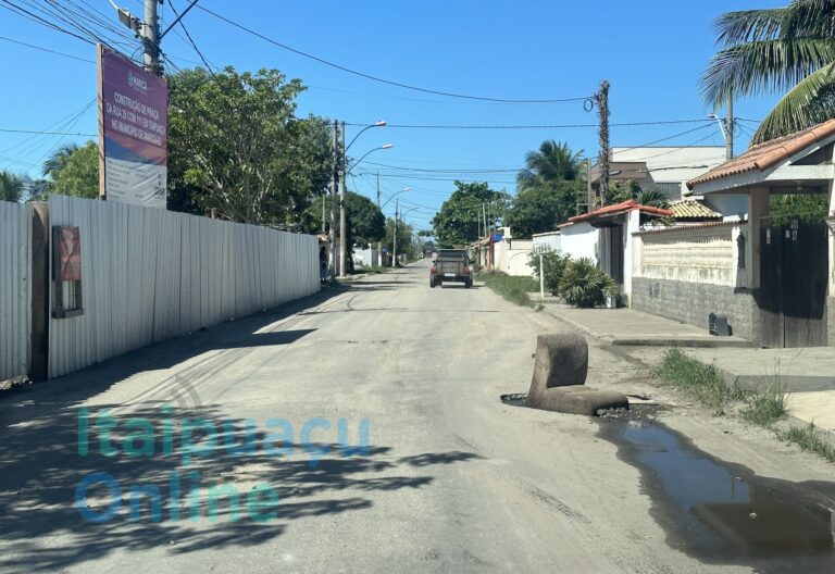 Itaipuaçu: Buracos causam transtornos em vias principais; moradores chegam a colocar sofá em cratera