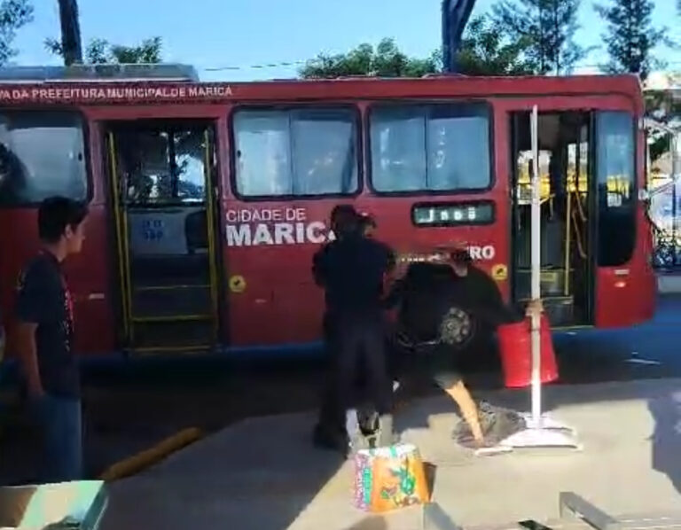 UFC Itaipuaçu? Confusão entre motorista e passageiro do ‘vermelhinho’ termina em pancadaria no terminal