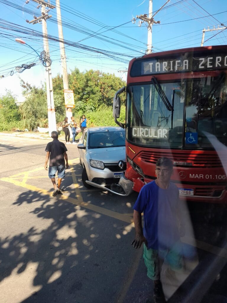 Carro e ônibus da EPT se envolvem em colisão sem feridos em Itaipuaçu