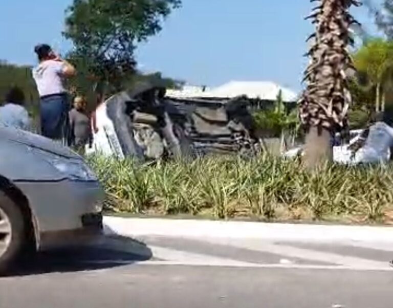 Itaipuaçu: Veículo capota após colisão e deixa três feridos nos Cajueiros