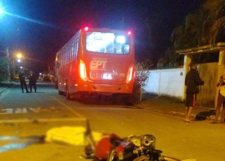 Colisão entre moto e ônibus em Itaipuaçu deixa um morto