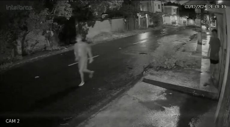 Adolescentes são flagrados furtando câmeras de segurança em Itaipuaçu