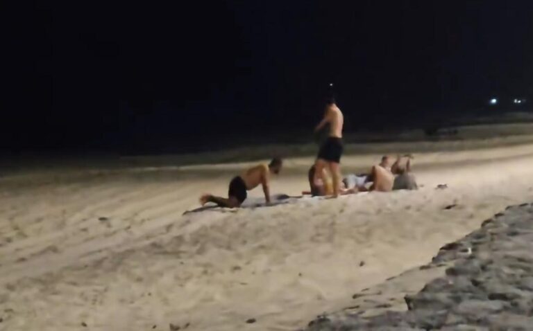 Itaipuaçu: Falta de energia e calor levam moradores a dormir na praia; novamente