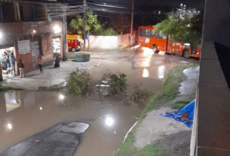 Chuva forte alaga rua e paralisa trânsito no Jardim Atlântico Leste