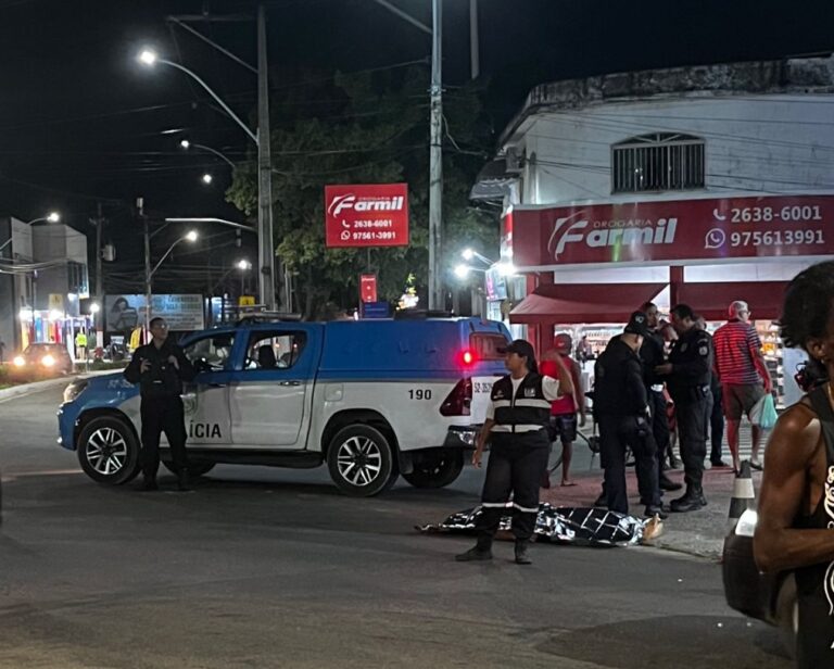 Homem morre após ser atropelado por caminhão em Itaipuaçu