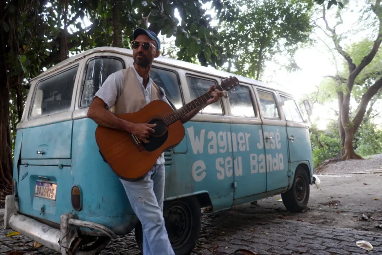 Rock na praça: Wagner José e seu Bando se apresentam na Praça do Ferrerinha