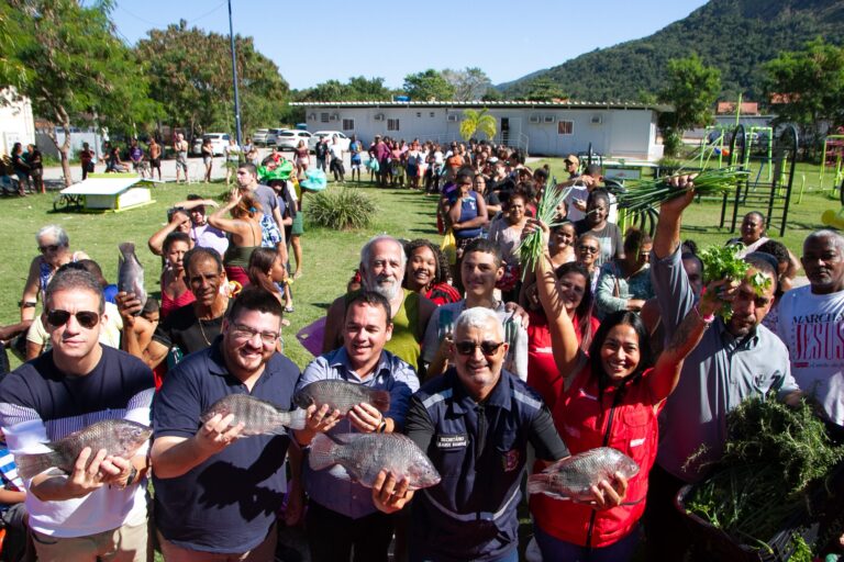 Maricá distribui 4 toneladas de tilápia em conjunto habitacional de Itaipuaçu